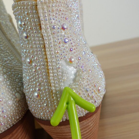 Betsey Johnson White Boots Western 9‎ Shoes Womens Bootie Pearls Pointed SB Diva - Picture 7 of 16